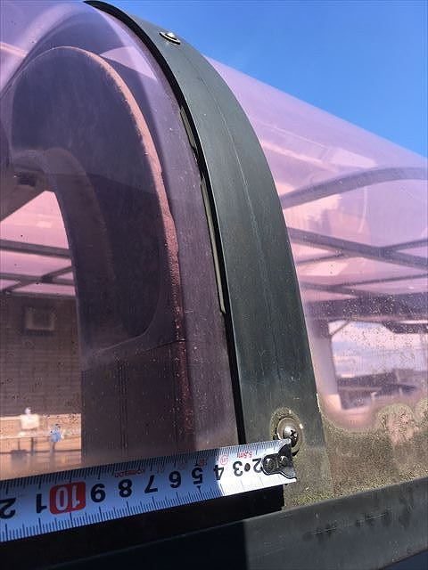 カーブしたアクリルパネル